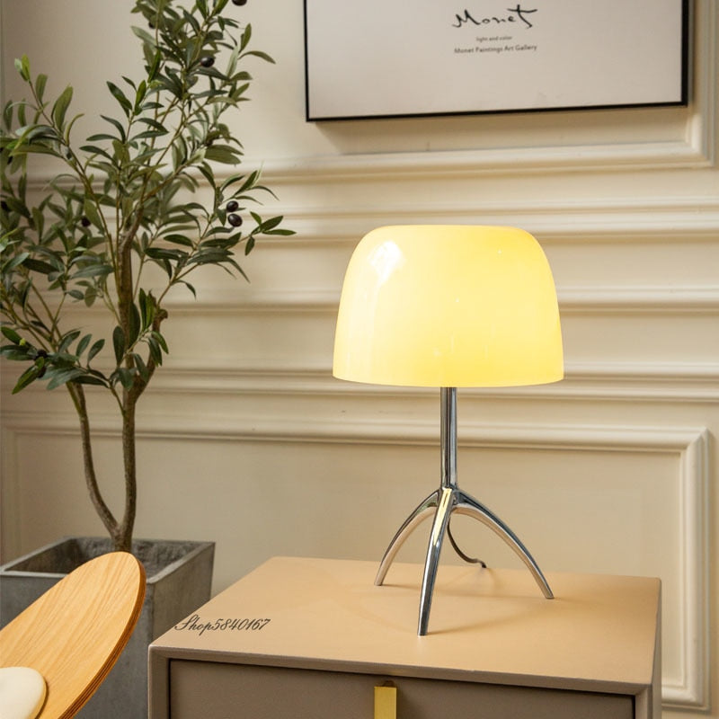SkandiShop Tripod Desk Lamp